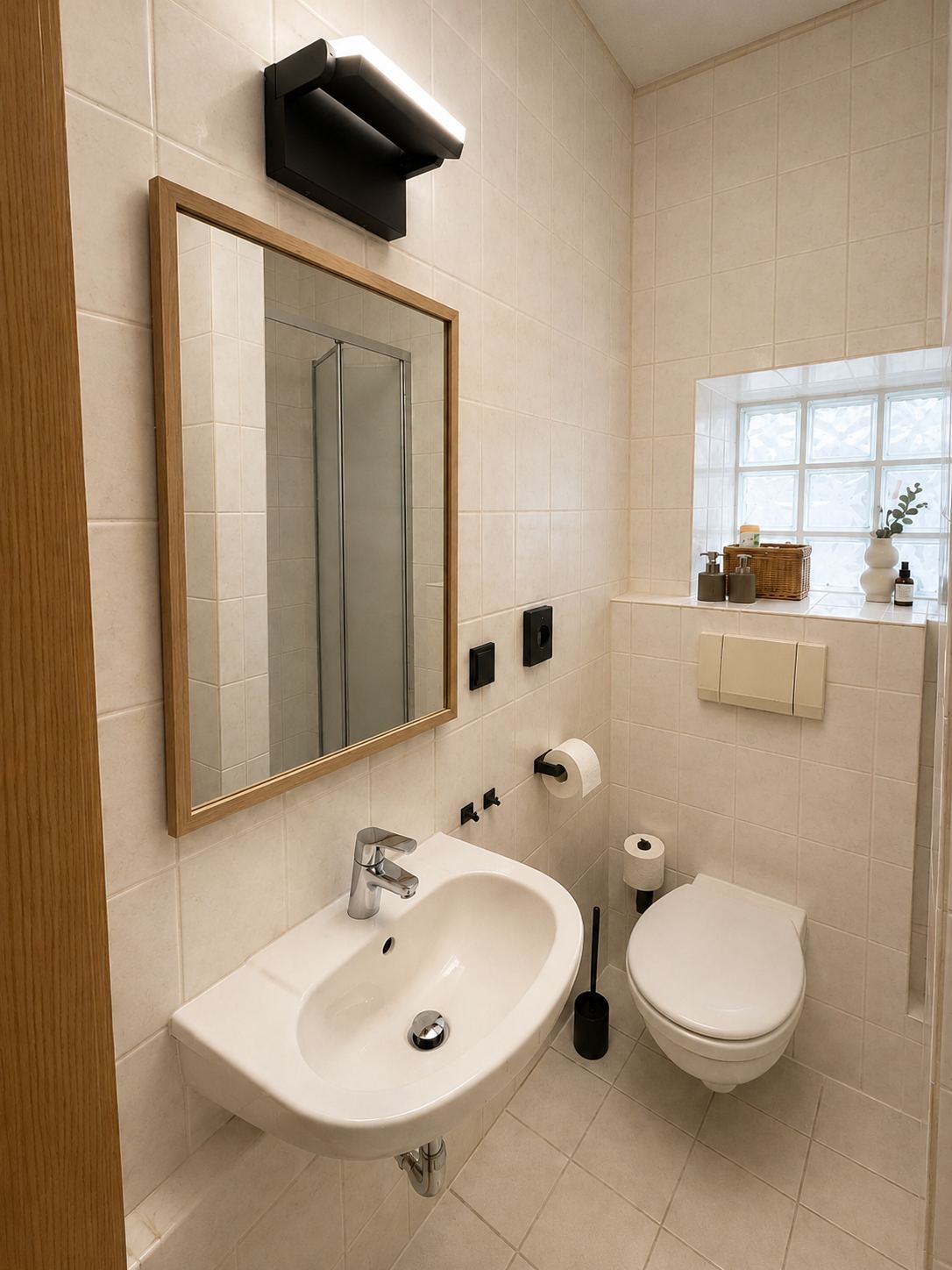 Eigenes privates Badezimmer mit Dusche, Waschbecken und WC