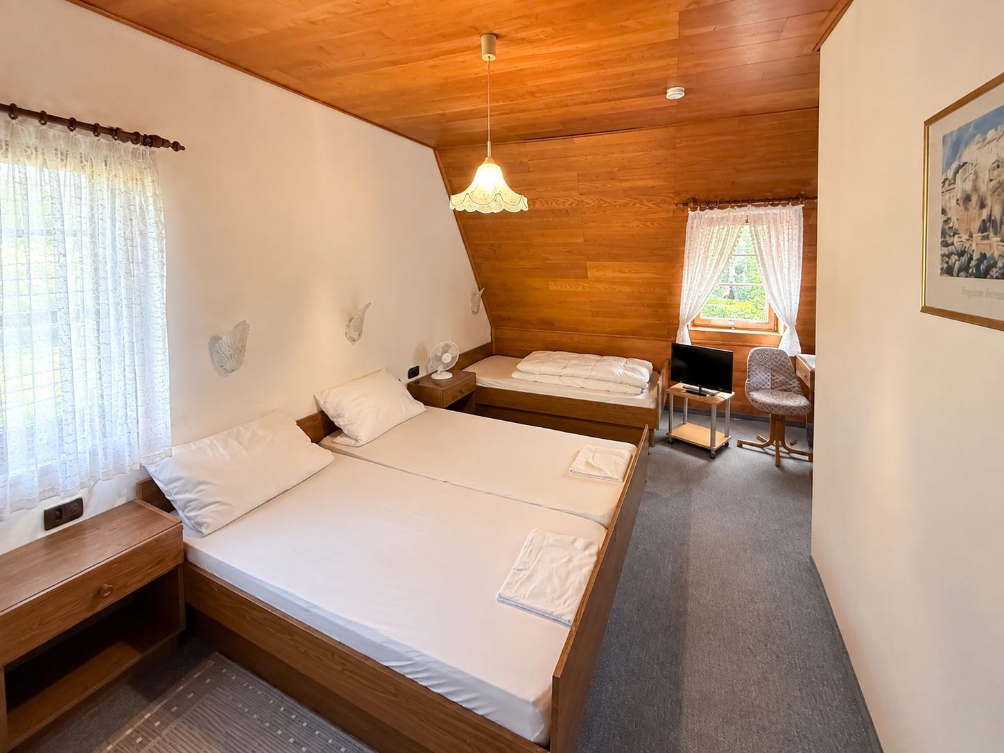 Monteurzimmer mit zwei Betten, Fernseher und Sitzecke in Graben-Neudorf
