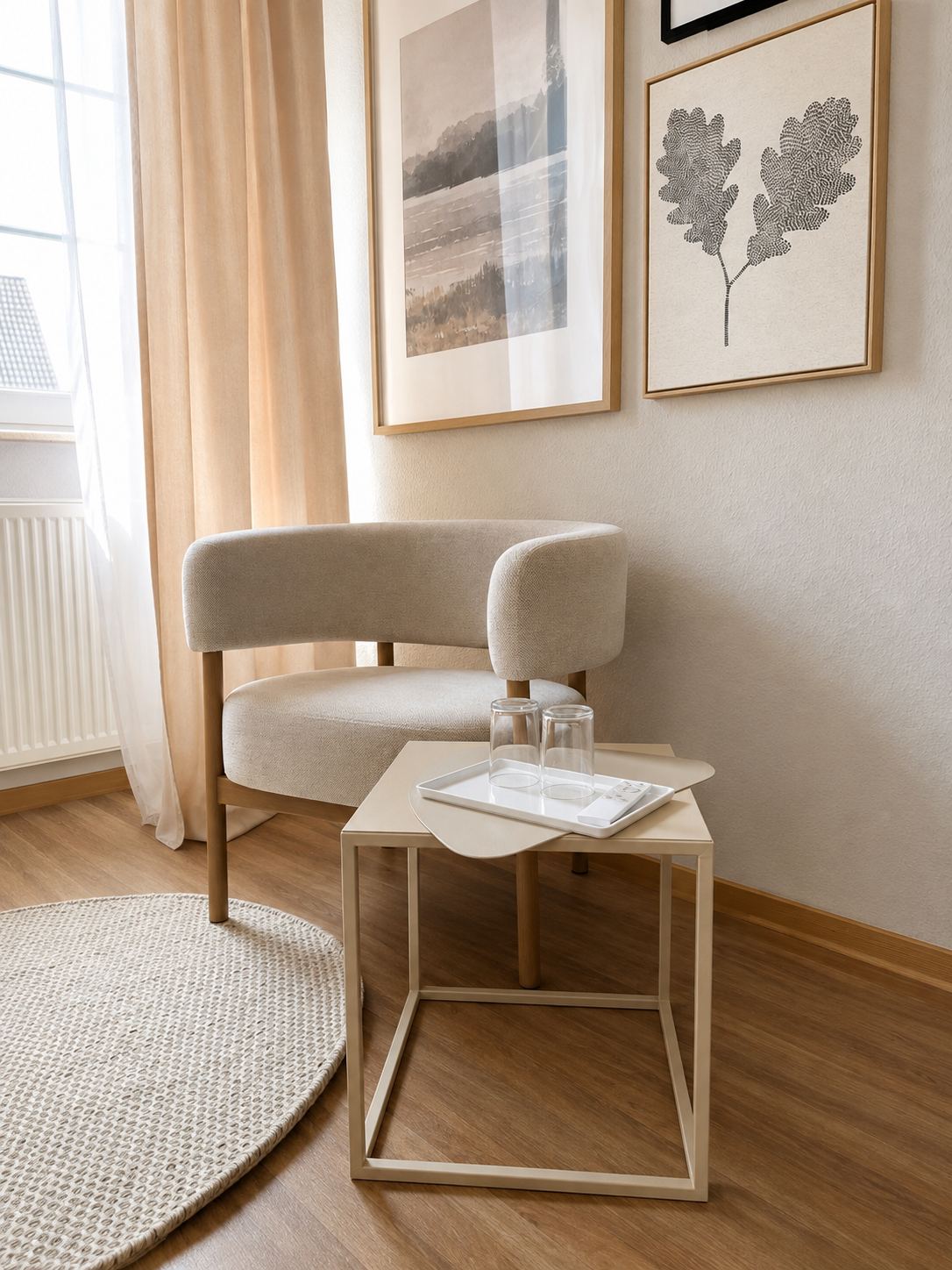 Sitzecke mit Sessel und Beistelltisch im Zimmer