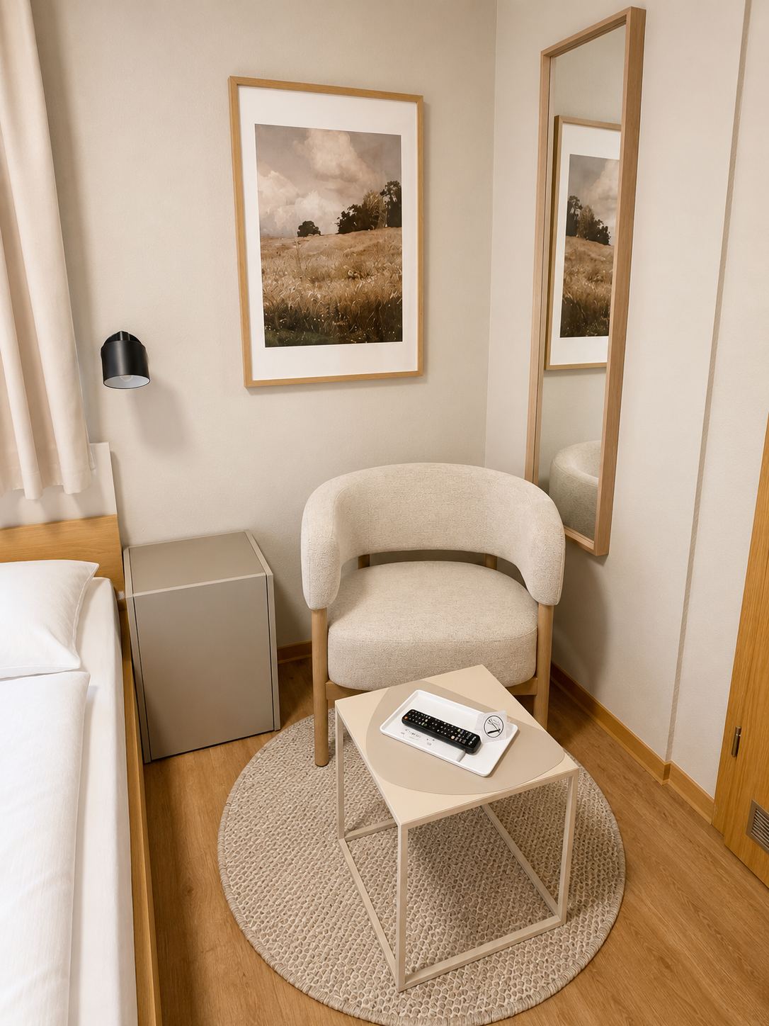 Sitzecke mit Spiegel im Doppelzimmer