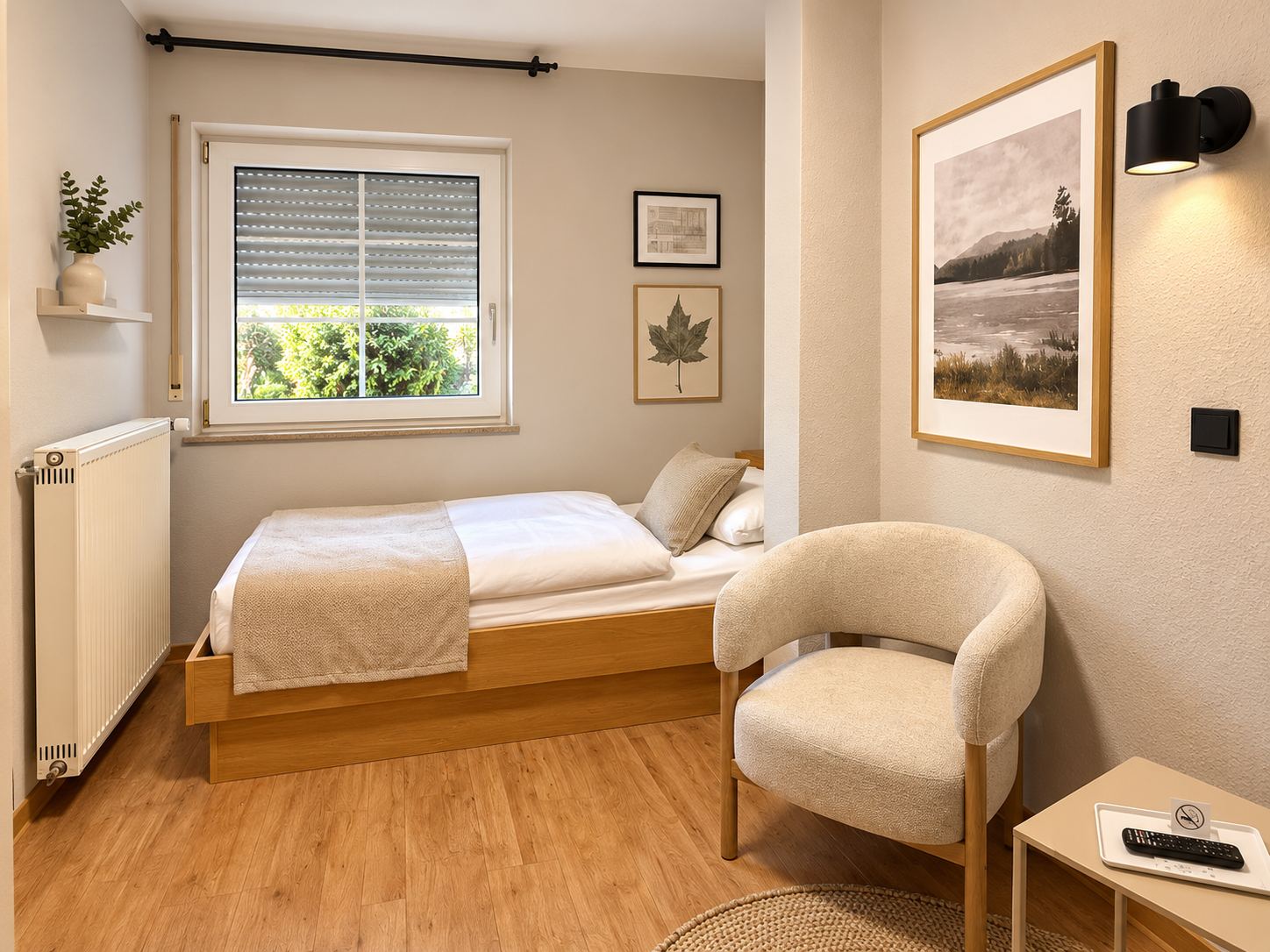Frisch renoviertes Einzelzimmer mit Bett, Sessel und Fenster